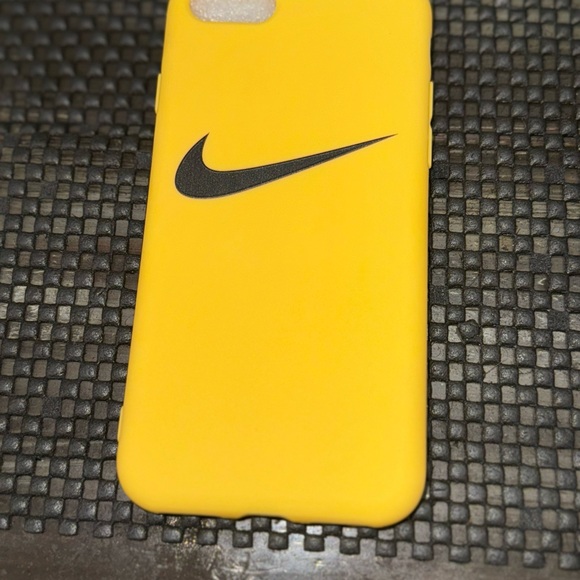 iPhone SE Case Yellow ⭐️⭐️⭐️⭐️⭐️ - Picture 6 of 7